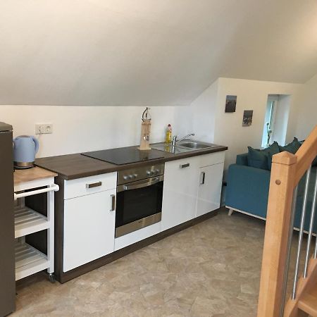 Marijanas Ferienwohnungen Gründeich Ein alter wunderschöner Resthof aus dem neunzehnten Jahrhundert mit Weidefläche und Obstwiesen Bitte nicht buchen wenn Sie eine unkrautfreie moderne Parkanlage erwarten Es ist ein rustikaler Hof Holtgast Exterior foto