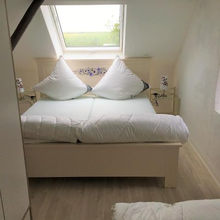 Marijanas Ferienwohnungen Gründeich Ein alter wunderschöner Resthof aus dem neunzehnten Jahrhundert mit Weidefläche und Obstwiesen Bitte nicht buchen wenn Sie eine unkrautfreie moderne Parkanlage erwarten Es ist ein rustikaler Hof Holtgast Exterior foto