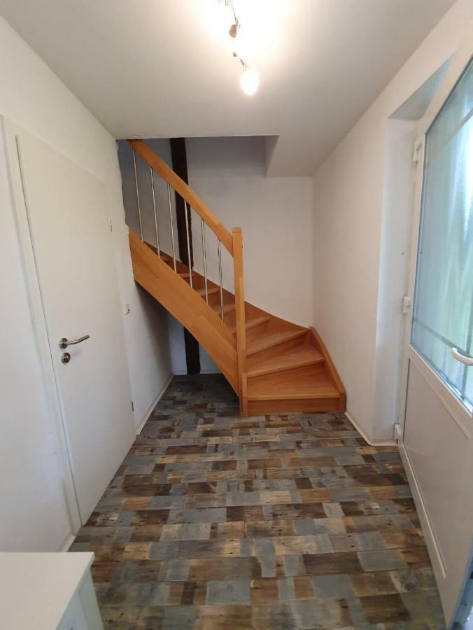 Marijanas Ferienwohnungen Gründeich Ein alter wunderschöner Resthof aus dem neunzehnten Jahrhundert mit Weidefläche und Obstwiesen Bitte nicht buchen wenn Sie eine unkrautfreie moderne Parkanlage erwarten Es ist ein rustikaler Hof Holtgast Exterior foto
