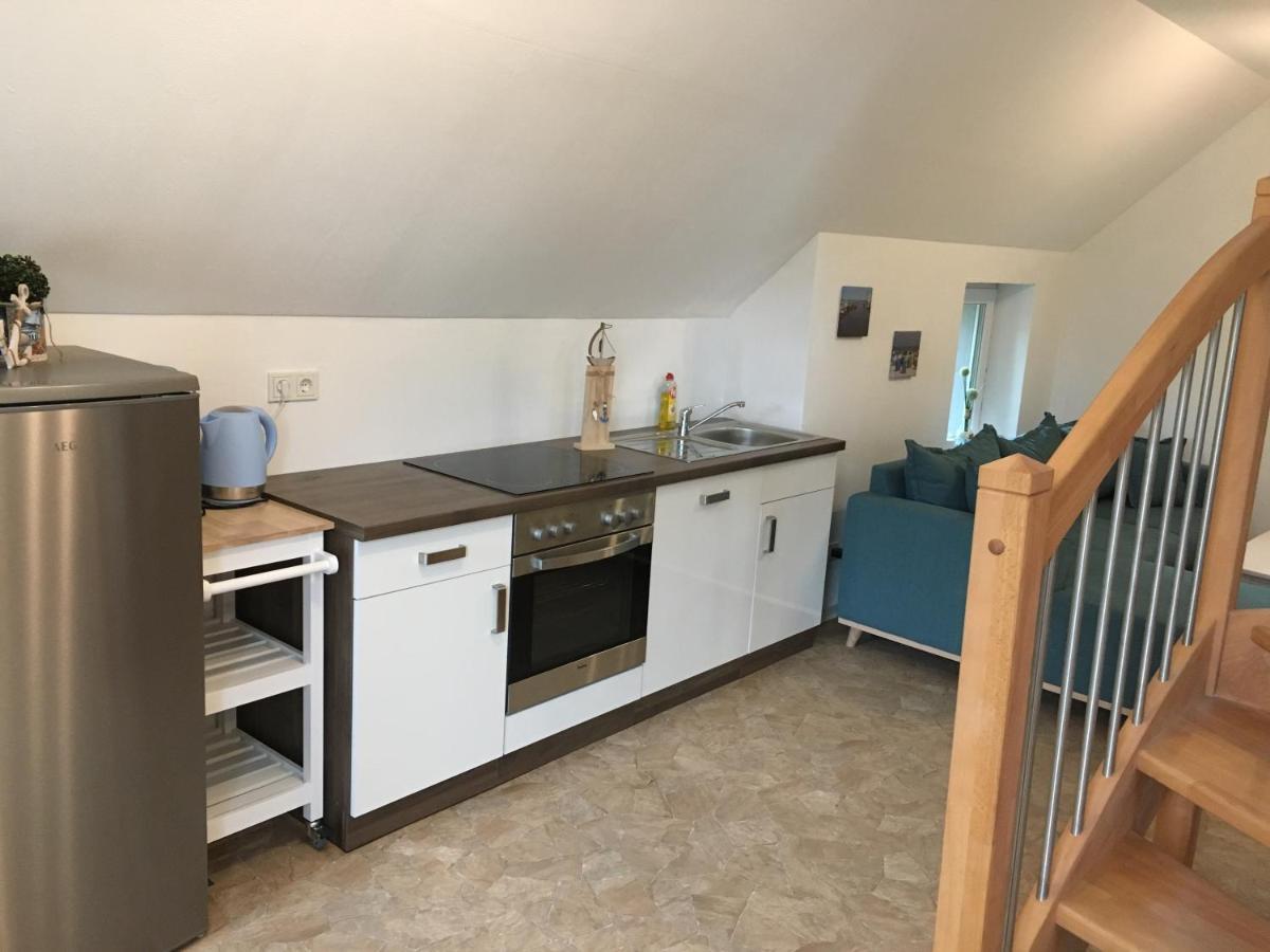 Marijanas Ferienwohnungen Gründeich Ein alter wunderschöner Resthof aus dem neunzehnten Jahrhundert mit Weidefläche und Obstwiesen Bitte nicht buchen wenn Sie eine unkrautfreie moderne Parkanlage erwarten Es ist ein rustikaler Hof Holtgast Exterior foto