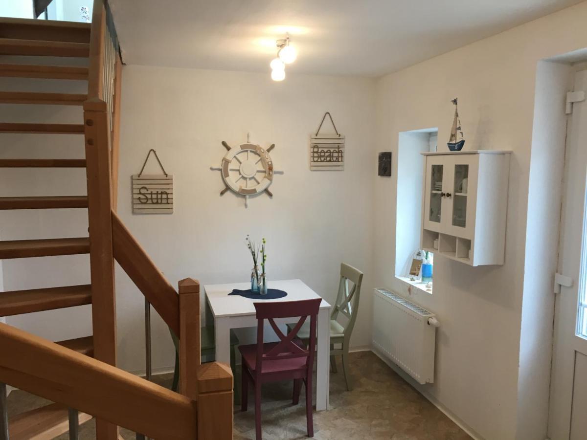 Marijanas Ferienwohnungen Gründeich Ein alter wunderschöner Resthof aus dem neunzehnten Jahrhundert mit Weidefläche und Obstwiesen Bitte nicht buchen wenn Sie eine unkrautfreie moderne Parkanlage erwarten Es ist ein rustikaler Hof Holtgast Exterior foto