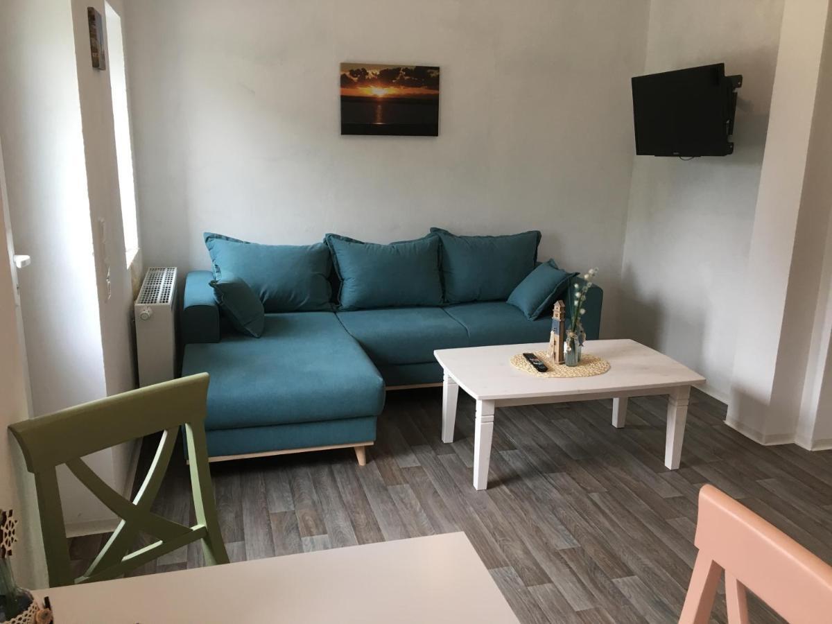 Marijanas Ferienwohnungen Gründeich Ein alter wunderschöner Resthof aus dem neunzehnten Jahrhundert mit Weidefläche und Obstwiesen Bitte nicht buchen wenn Sie eine unkrautfreie moderne Parkanlage erwarten Es ist ein rustikaler Hof Holtgast Exterior foto