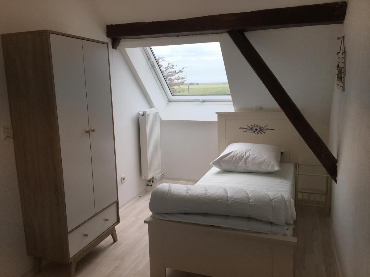 Marijanas Ferienwohnungen Gründeich Ein alter wunderschöner Resthof aus dem neunzehnten Jahrhundert mit Weidefläche und Obstwiesen Bitte nicht buchen wenn Sie eine unkrautfreie moderne Parkanlage erwarten Es ist ein rustikaler Hof Holtgast Exterior foto